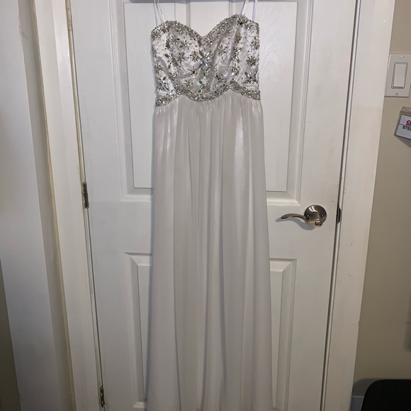 B. Darlin White Prom Dress, Size 3/4. - Picture 2 of 4